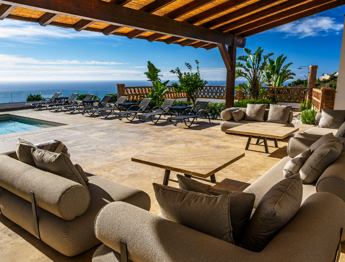 Poolterrasse unter der Pergola mit Meerblick