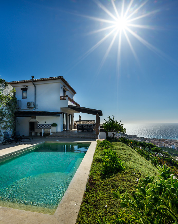 Pool mit Blick auf das Mittelmeer