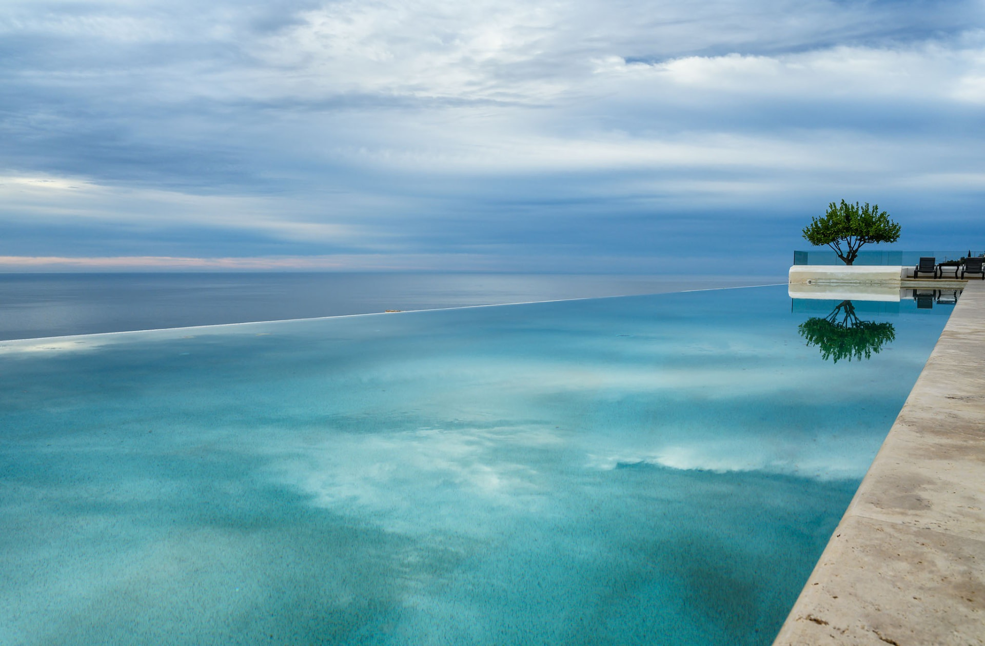 Infinity Pool, der in den Horizont übergeht
